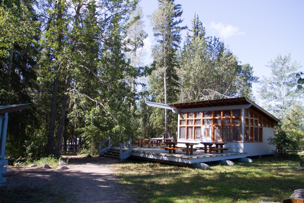 The Alexandra Falls Day Use Area has a little cabin and picnic tables.